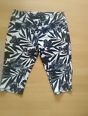 Joe Fresh Navy and White Floral Capri Leggings